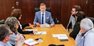 firma-de-re-inicio-de-obras-en-escuela-con-empresas-y-el-cpe