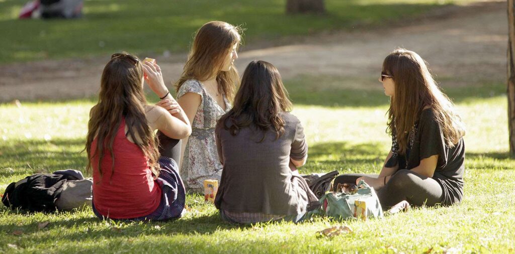 Jovenes conversando en el parque del Retiro de Madrid el 8 de octubre de 2011.
