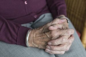 adulto-mayor-vulnerable