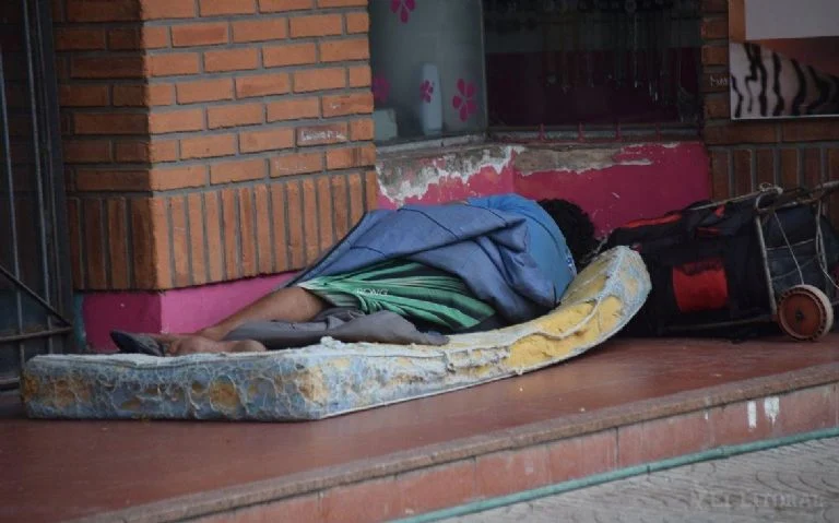 persona-dormir.calle