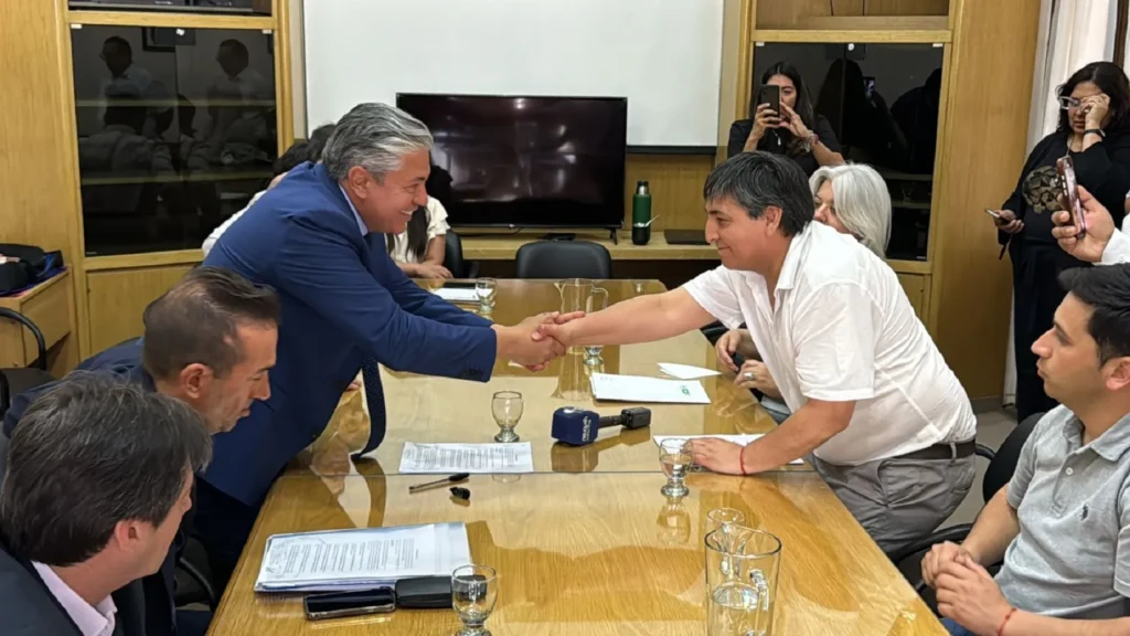 figueroa-quintriqueo-firma-acuerdo-salarial