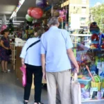 Comercios abren para mover el consumo previo a Navidad