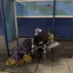 Vecinos piden ayuda por un hombre con discapacidad que duerme en garita