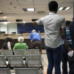 Esperó una hora para ser atendido y demandó al banco
