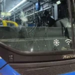Apedrearon un colectivo mientras hacía su recorrido