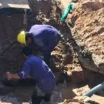 Una rotura de cañería afecta el suministro en tres barrios