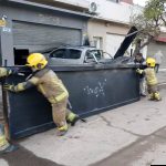 Perdió el control y terminó con la camioneta dentro de un local